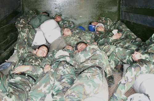 2月16日,因連續(xù)奮戰(zhàn)過度疲勞的武警水電二總隊八支隊官兵在卡車?yán)镄菹ⅰ?在江西撫州搶險救災(zāi)中做出突出貢獻(xiàn)的武警水電二總隊官兵,于2月13日千里馳援湖南郴州,在西電東送500千伏超高壓輸變電線路搶修重建中,承擔(dān)起施工條件最惡劣的36基倒塔的作業(yè)任務(wù),戰(zhàn)線全長40多公里,跨高速公路,越高山峻嶺。水電官兵發(fā)揮專業(yè)技術(shù)優(yōu)勢和英勇頑強的戰(zhàn)斗作風(fēng),同時在17個作業(yè)面上展開工作,截至發(fā)稿時,已成功拆除10基鐵塔。 新華社發(fā)(徐迎華攝)