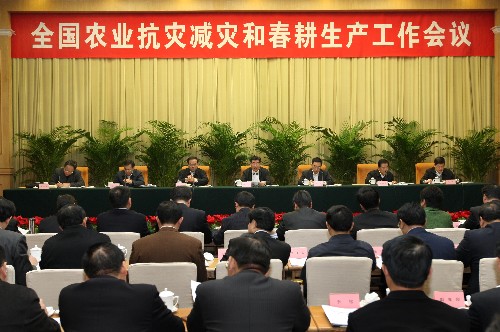 國(guó)務(wù)院召開(kāi)全國(guó)農(nóng)業(yè)抗災(zāi)減災(zāi)和春耕生產(chǎn)工作會(huì)議 新華社照片,北京,2008年2月19日 國(guó)務(wù)院召開(kāi)全國(guó)農(nóng)業(yè)抗災(zāi)減災(zāi)和春耕生產(chǎn)工作會(huì)議 2月19日,國(guó)務(wù)院在北京召開(kāi)全國(guó)農(nóng)業(yè)抗災(zāi)減災(zāi)和春耕生產(chǎn)工作會(huì)議。中共中央政治局委員、國(guó)務(wù)院副總理回良玉出席會(huì)議并講話。 新華社記者 龐興雷 攝