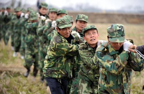 2月19日,江西某預(yù)備役師高炮團官兵在南梅線75號塔基拉電纜。