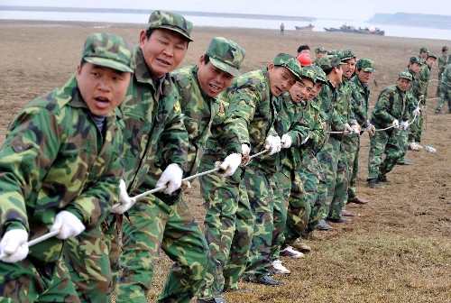 2月19日,江西某預(yù)備役師高炮團官兵在南梅線81號塔基拉電纜。