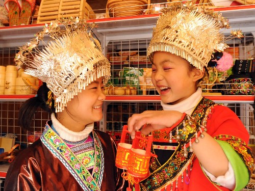 廣西災區(qū)苗族群眾慶元宵 新華社照片,融水(廣西),2008年2月21日 廣西災區(qū)苗族群眾慶元宵 2月21日,廣西融水縣新安鎮(zhèn)長賴村兩名苗族小姑娘在購買節(jié)日禮物。 當日,受冰凍災害侵襲較重的廣西融水苗族自治縣山區(qū)苗族群眾身著民族盛裝,歡度元宵佳節(jié)。 新華社記者張愛林攝