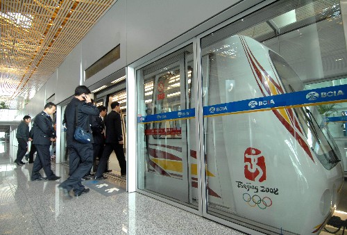 首都機(jī)場(chǎng)3號(hào)航站樓在國(guó)內(nèi)首次采用多樓連通的無人駕駛?cè)詣?dòng)旅客運(yùn)輸系統(tǒng),每小時(shí)最多可單向運(yùn)送旅客4227名(2月19日攝)。