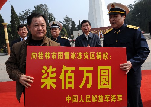 向廣西雨雪冰凍受災(zāi)地區(qū)捐款 新華社照片,百色(廣西),2008年2月22日 向廣西雨雪冰凍受災(zāi)地區(qū)捐款 2月22日,中國人民解放軍海軍代表向桂林災(zāi)區(qū)轉(zhuǎn)贈捐款700萬元。 當(dāng)日,中國人民解放軍海軍向廣西雨雪冰凍受災(zāi)地區(qū)捐贈儀式在百色起義紀(jì)念碑前舉行。中國人民解放軍海軍總部向廣西遭受雨雪冰凍災(zāi)害的賀州、桂林、百色、柳州等地區(qū)共捐款1800萬元。 新華社記者 劉廣銘 攝