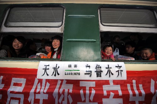 甘肅開(kāi)行春節(jié)后首趟農(nóng)民工專列 新華社照片,天水(甘肅),2008年2月22日 甘肅開(kāi)行春節(jié)后首趟農(nóng)民工專列 2月22日,在蘭州鐵路局管內(nèi)天水火車站,幾位農(nóng)民工和家屬在農(nóng)民工專列上。 當(dāng)日,蘭州鐵路局開(kāi)行春節(jié)后首趟農(nóng)民工專列,運(yùn)送1197名農(nóng)民工從甘肅天水至新疆烏魯木齊。 新華社記者 張錳 攝