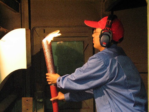 奧運火、航天芯――北京奧運會珠峰特種火炬燃燒系統(tǒng)研制紀(jì)實(配本社同題文字稿) 5月8日9時17分,北京奧運火炬接力珠峰傳遞登山隊隊員將北京奧運會火炬、火種送上海拔8844.43米的珠穆朗瑪峰峰頂。北京奧運會“祥云”火炬克服低溫、低壓、缺氧、大風(fēng)等極端不利條件,在珠峰之巔漂亮地燃燒,舉世為之驚嘆。在這史無前例的壯舉背后,凝聚著中國航天人的智慧與辛勞。圖為2007年4月20日,研制人員進行防風(fēng)試驗。 新華社發(fā)