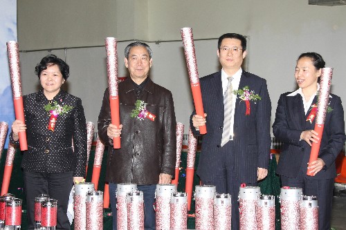 圖為2008年3月18日,薛利(左一)手舉火炬在出征儀式上。 新華社發(fā)