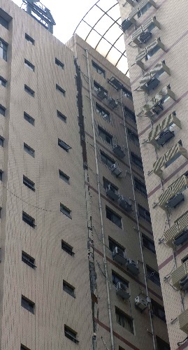 四川汶川發(fā)生7.8級(jí)地震 成都震感強(qiáng)烈 5月12日,四川成都一座大樓出現(xiàn)裂縫。 據(jù)國(guó)家地震臺(tái)網(wǎng)重新核定,北京時(shí)間5月12日14時(shí)28分,在四川汶川縣發(fā)生的地震震級(jí)為7.8級(jí)。 新華社記者江毅攝