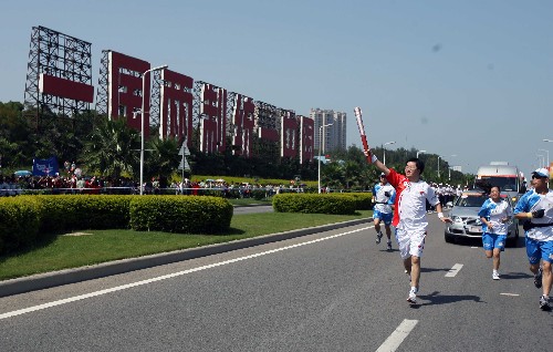 2008年奧運(yùn)會(huì)圣火在廈門傳遞 5月12日,火炬手王學(xué)斌在進(jìn)行傳遞。當(dāng)日,北京奧運(yùn)會(huì)圣火在福建省廈門市傳遞。 新華社記者邢廣利攝