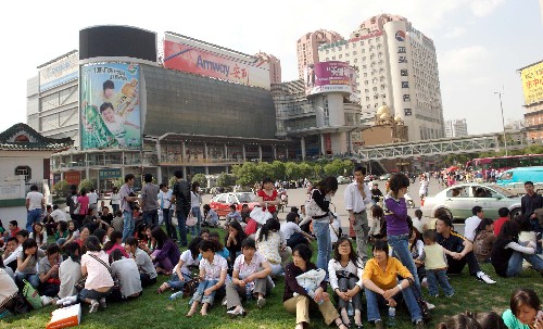 5月12日,河南鄭州震感明顯,市民在二七廣場(chǎng)上躲避。 據(jù)國(guó)家地震臺(tái)網(wǎng)重新核定,北京時(shí)間5月12日14時(shí)28分,在四川汶川縣發(fā)生的地震震級(jí)為7.8級(jí)。 新華社記者王頌攝