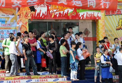 5月12日,貴陽(yáng)市震感明顯,市民從商店跑出來(lái)在街上躲避。 據(jù)國(guó)家地震臺(tái)網(wǎng)重新核定,北京時(shí)間5月12日14時(shí)28分,在四川汶川縣發(fā)生的地震震級(jí)為7.8級(jí)。 新華社記者楊楹攝