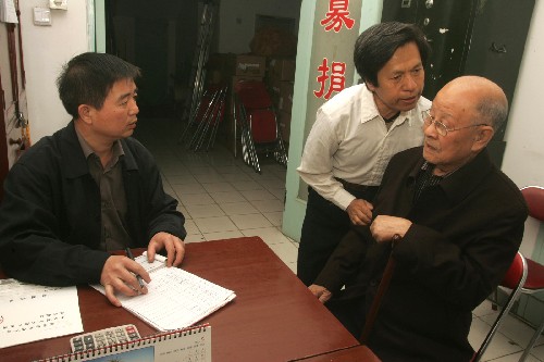5月13日,天津92歲的張紫萍老人向地震災(zāi)區(qū)捐款3000元。