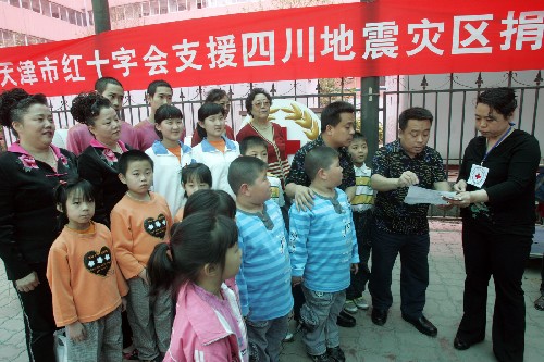 5月13日,天津雙胞胎俱樂(lè)部的雙胞胎代表向地震災(zāi)區(qū)捐款2000元。當(dāng)日,天津各屆群眾通過(guò)不同渠道捐款捐物救助四川地震災(zāi)區(qū)。截至當(dāng)天16時(shí),天津紅十字會(huì)收到捐款捐物總價(jià)值1300萬(wàn)元人民幣。 新華社發(fā)(段毅剛 攝)