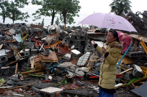 5月13日,當(dāng)?shù)匾幻刹吭诰d竹市遵道鎮(zhèn)歡歡幼兒園廢墟前介紹情況。四川綿竹市遵道鎮(zhèn)是本次汶川地震受災(zāi)較為嚴(yán)重的鄉(xiāng)鎮(zhèn)之一,當(dāng)?shù)?0%農(nóng)房垮塌,目前已造成400余人死亡,被埋人數(shù)目前尚無法準(zhǔn)確統(tǒng)計。 新華社記者 葉建平 攝