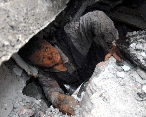 5月13日上午,一名幸存者被發(fā)現。 地震災害發(fā)生以來,四川北川縣老縣城80%、新縣城60%以上建筑垮塌。從13日凌晨到記者發(fā)稿時止,已有解放軍和武警官兵、民兵預備役人員、綿陽各企業(yè)、機關人員、醫(yī)療衛(wèi)生人員及志愿者5000人左右參加了搶險救援,從廢墟中救出災民400人左右,食品和飲用水也被空投到災區(qū)。 新華社記者 江毅 攝