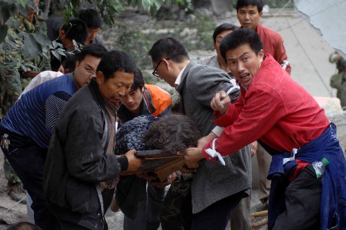5月13日上午,救援人員正從廢墟中抬出一名幸存者。 地震災(zāi)害發(fā)生以來,四川北川縣老縣城80%、新縣城60%以上建筑垮塌。從13日凌晨到記者發(fā)稿時(shí)止,已有解放軍和武警官兵、民兵預(yù)備役人員、綿陽(yáng)各企業(yè)、機(jī)關(guān)人員、醫(yī)療衛(wèi)生人員及志愿者5000人左右參加了搶險(xiǎn)救援,從廢墟中救出災(zāi)民400人左右,食品和飲用水也被空投到災(zāi)區(qū)。 新華社記者 江毅 攝