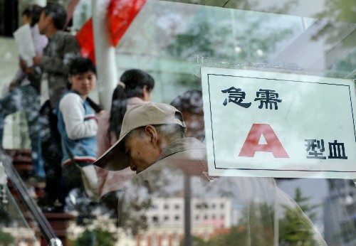 5月13日,在太原市一處獻(xiàn)血點(diǎn),人們?cè)谂抨?duì)等待獻(xiàn)血。當(dāng)日,山西群眾踴躍為汶川地震災(zāi)區(qū)群眾捐款獻(xiàn)血,表達(dá)對(duì)災(zāi)區(qū)的支援。截至13日16時(shí),山西省紅十字會(huì)已經(jīng)收到來自社會(huì)各界的270多萬元捐款和價(jià)值300萬元的藥品。 新華社記者燕雁攝