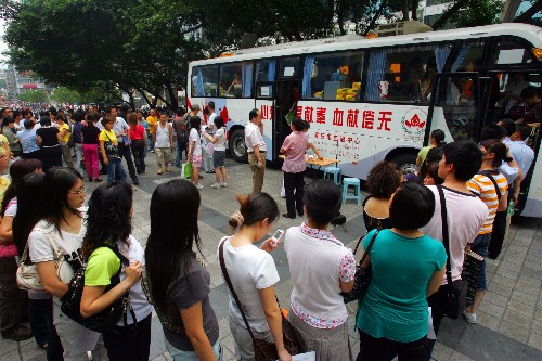 5月13日,重慶解放碑商業(yè)步行街的采血車前,前來獻(xiàn)血支援災(zāi)區(qū)的市民排起長隊(duì)。 當(dāng)日,為支援四川地震災(zāi)區(qū),重慶市民踴躍獻(xiàn)血,體現(xiàn)了中國人民一方有難、八方支援的傳統(tǒng)美德。 新華社記者劉潺攝