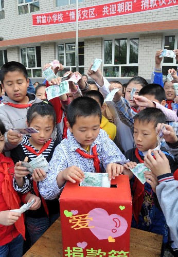 社會各界踴躍向地震災(zāi)區(qū)捐款捐物 新華社照片,哈爾濱,2008年5月14日 社會各界踴躍向地震災(zāi)區(qū)捐款捐物 5月14日,哈爾濱市解放小學(xué)學(xué)生在踴躍捐款。 當(dāng)日,哈爾濱市解放小學(xué)舉行“情系災(zāi)區(qū)共迎朝陽”為四川地震災(zāi)區(qū)捐款活動。全校820余名師生參加了捐款活動,共捐款13666.3元。 新華社記者 李勇 攝