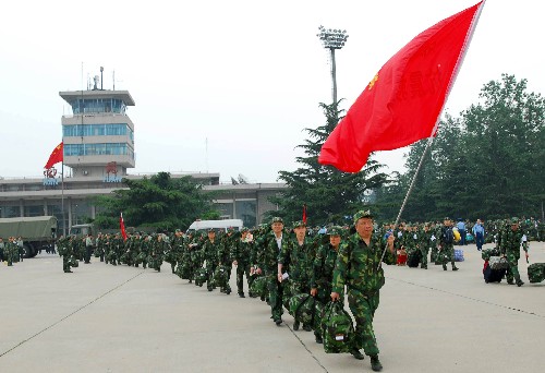 解放軍緊急增派醫(yī)療隊(duì)奔赴災(zāi)區(qū)救援 新華社照片,北京,2008年5月14日 解放軍緊急增派醫(yī)療隊(duì)奔赴災(zāi)區(qū)救援 5月14日,解放軍抗震救災(zāi)醫(yī)療隊(duì)從北京南苑機(jī)場登機(jī)飛赴地震災(zāi)區(qū)。當(dāng)日,來自駐京軍隊(duì)醫(yī)院的數(shù)十支醫(yī)療隊(duì)和一支防疫隊(duì),從北京南苑機(jī)場分乘5架飛機(jī)飛赴汶川地震災(zāi)區(qū)。解放軍再次緊急增派50支醫(yī)療隊(duì)、1500名醫(yī)護(hù)人員前往四川地震災(zāi)區(qū)救援。截至目前,全軍已派出70支醫(yī)療隊(duì)趕赴災(zāi)區(qū)。 新華社發(fā)(毛會彬 攝)