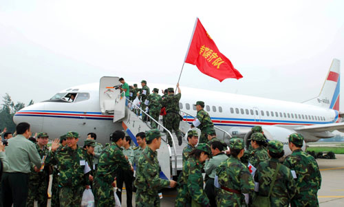 解放軍緊急增派醫(yī)療隊(duì)奔赴災(zāi)區(qū)救援 新華社照片,北京,2008年5月14日 解放軍緊急增派醫(yī)療隊(duì)奔赴災(zāi)區(qū)救援 5月14日,解放軍抗震救災(zāi)醫(yī)療隊(duì)從北京南苑機(jī)場登機(jī)飛赴地震災(zāi)區(qū)。當(dāng)日,來自駐京軍隊(duì)醫(yī)院的數(shù)十支醫(yī)療隊(duì)和一支防疫隊(duì),從北京南苑機(jī)場分乘5架飛機(jī)飛赴汶川地震災(zāi)區(qū)。解放軍再次緊急增派50支醫(yī)療隊(duì)、1500名醫(yī)護(hù)人員前往四川地震災(zāi)區(qū)救援。截至目前,全軍已派出70支醫(yī)療隊(duì)趕赴災(zāi)區(qū)。 新華社發(fā)(毛會彬 攝)