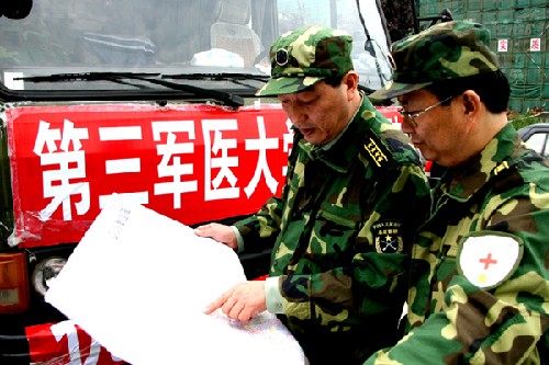 5月14日,中國人民解放軍第三軍醫(yī)大學(xué)醫(yī)療隊(duì)正在清點(diǎn)藥品、器材,準(zhǔn)備前往汶川縣映秀鎮(zhèn)。 新華社發(fā)(趙建偉攝)