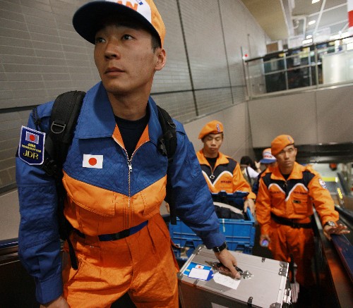 5月15日,在日本千葉縣的成田機場,前往中國的日本地震救援人員整裝待發(fā)。當(dāng)日,日本派遣首支由31名專業(yè)救援隊員組成的地震救援隊啟程趕赴中國,他們將前往四川地震災(zāi)區(qū)參加救援。 新華社記者任正來攝