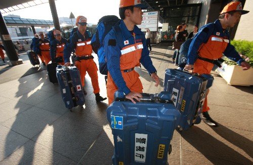 5月15日,在日本千葉縣的成田機場,前往中國的日本地震救援人員整裝待發(fā)。當(dāng)日,日本派遣首支由31名專業(yè)救援隊員組成的地震救援隊啟程趕赴中國,他們將前往四川地震災(zāi)區(qū)參加救援。 新華社記者任正來攝