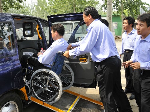 5月15日,工作人員在試用無障礙出租車。當日,服務(wù)2008年北京奧運會的3種無障礙出租車到達北京首汽出租車公司。這些車輛主要方便殘疾人乘坐,預(yù)計5天后就可以上路運行。 新華社記者李志勇攝