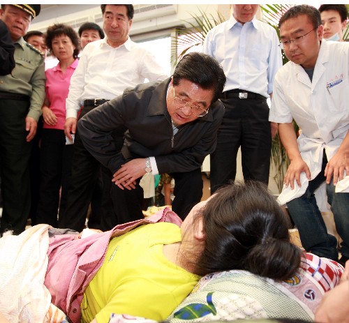 5月16日,中共中央總書記、國(guó)家主席、中央軍委主席胡錦濤在四川省綿陽(yáng)市南河體育中心看望受災(zāi)群眾。 新華社記者 鞠鵬攝