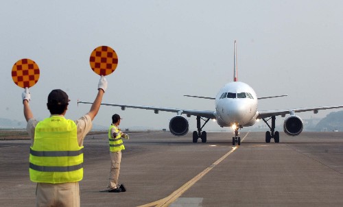 首架臺灣直航重慶客機(jī)順利降落 5月16日,重慶江北國際機(jī)場的地面工作人員在引導(dǎo)臺灣復(fù)興航空公司的GE1192航班???。 當(dāng)日18時20分,執(zhí)行運(yùn)送臺灣游客的臺灣復(fù)興航空公司GE1192航班順利降落在重慶市江北區(qū)國際機(jī)場。此前,這些臺灣游客因汶川地震滯留在九寨溝、成都、重慶等地。 新華社記者 劉潺 攝