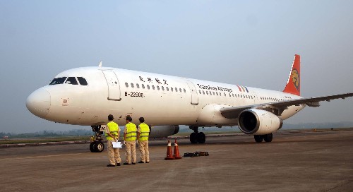 ??吭谥貞c江北國際機(jī)場的臺灣復(fù)興航空公司的客機(jī)(5月16日攝)。 5月16日18時20分,執(zhí)行運(yùn)送臺灣游客的臺灣復(fù)興航空公司GE1192航班順利降落在重慶市江北區(qū)國際機(jī)場。此前,這些臺灣游客因汶川地震滯留在九寨溝、成都、重慶等地。 新華社記者 劉潺 攝