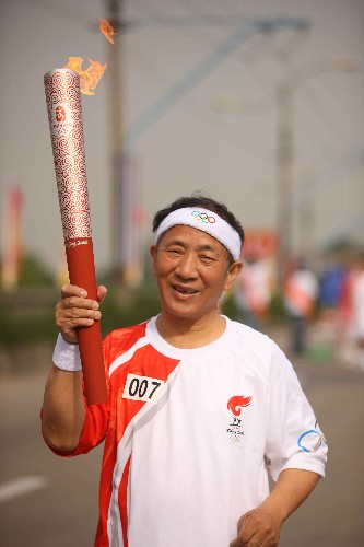 5月31日,火炬手吳天祥在進(jìn)行傳遞。當(dāng)日,北京奧運(yùn)會(huì)圣火在湖北武漢傳遞。 新華社記者邢廣利攝