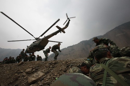 5月31日,水電官兵準備搭乘直升飛機撤離。 當日,第一批武警水電官兵已乘直升機開始從唐家山堰塞湖撤出,31日預計撤出350名左右官兵。據(jù)唐家山堰塞湖搶險指揮部介紹,經(jīng)過緊張施工,截至31日7時,已累計完成開挖土石方12.35萬方,大壩進口高程降至741米,出口高程降至739米。 新華社記者李剛攝