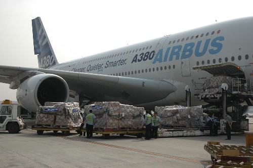 空客A380載救災物資降落成都雙流機場 新華社照片,成都,2008年5月31日 空客A380載救災物資降落成都雙流機場 5月31日,空中客車公司的一架A380客機裝載救災物資成功降落在成都雙流國際機場。這架飛機是從法國巴黎起飛,裝載著中國駐法國大使館為四川地震災區(qū)群眾籌集的1100多頂帳篷。 新華社記者 李剛 攝