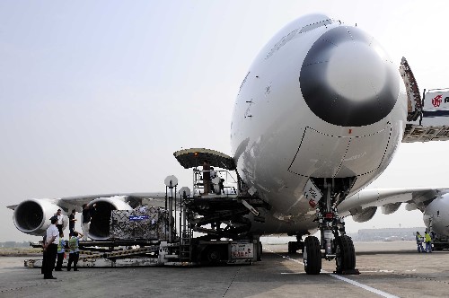 客A380載救災物資降落成都雙流機場 5月31日,成都雙流國際機場的工作人員從空客A380飛機上卸載救災物資。當日,空中客車公司的一架A380客機裝載救災物資成功降落在成都雙流國際機場。這架飛機是從法國巴黎起飛,裝載著中國駐法國大使館為四川地震災區(qū)群眾籌集的1100多頂帳篷。 新華社記者 陳凱 攝