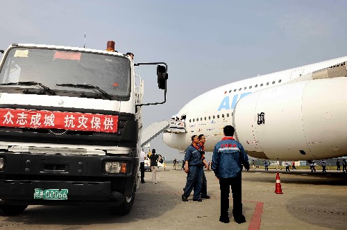 空客A380載救災物資降落成都雙流機場 5月31日,成都雙流國際機場的工作人員準備為空客A380飛機加油。當日,空中客車公司的一架A380客機裝載救災物資成功降落在成都雙流國際機場。這架飛機是從法國巴黎起飛,裝載著中國駐法國大使館為四川地震災區(qū)群眾籌集的1100多頂帳篷。 新華社記者 陳凱 攝