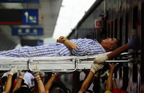 5月31日,一位傷員在成都火車北站被小心地送進(jìn)列車車廂。他將被送往廈門進(jìn)行治療。 據(jù)衛(wèi)生部介紹,從5月17日至31日,全國各省區(qū)出動醫(yī)務(wù)人員5000余人,通過21次專列、99架包機(jī)以及萬余次救護(hù)車的運送,從四川地震災(zāi)區(qū)向北京、天津、遼寧、浙江等20個?。ㄊ?、自治區(qū))340多家三級醫(yī)院轉(zhuǎn)送地震傷員近萬名,為最大限度改善地震傷員治療條件、保護(hù)傷員健康創(chuàng)造了有利條件。 新華社記者 任勇 攝