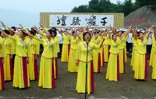 5月31日,秭歸兒女在屈原廣場吟唱《我哥回》。 今年是端午節(jié)成為國家法定假日的第一年,屈原故里湖北秭歸縣精心準(zhǔn)備了系列文化活動,以此紀(jì)念偉大的愛國主義詩人屈原,迎接中外來賓。 新華社發(fā) (鄭家裕 攝)
