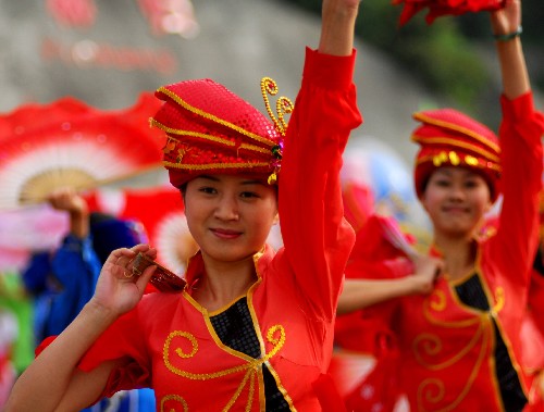 5月31日,秭歸兒女在屈原廣場跳起花鼓舞。 今年是端午節(jié)成為國家法定假日的第一年,屈原故里湖北秭歸縣精心準(zhǔn)備了系列文化活動,以此紀(jì)念偉大的愛國主義詩人屈原,迎接中外來賓。 新華社發(fā) (鄭家裕 攝)