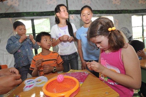 5月31日,天河海軍小學(xué)的學(xué)生在教室內(nèi)與來(lái)自加拿大的小朋友珍妮一起做手工。 “六一”兒童節(jié)來(lái)臨之際,四川省綿竹市東北鎮(zhèn)天河海軍小學(xué)的學(xué)生以積極樂(lè)觀的態(tài)度迎接自己的節(jié)日。 新華社記者 郝同前攝