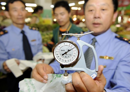 6月2日,工商執(zhí)法人員正通過塑料薄膜測(cè)厚儀對(duì)市場(chǎng)上銷售的塑料袋進(jìn)行測(cè)量。 從6月1日至8月1日,青島市工商部門對(duì)全市所有超市、商場(chǎng)、集貿(mào)市場(chǎng)等商品零售場(chǎng)所開展“限塑令”執(zhí)法大檢查,對(duì)違規(guī)生產(chǎn)、銷售、使用厚度小于0.025毫米的塑料購(gòu)物袋或免費(fèi)提供塑料購(gòu)物袋的違法經(jīng)營(yíng)者,將依法處罰。 新華社記者 李紫恒 攝