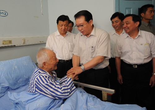 6月1日至3日,中共中央政治局常委李長春先后到四川綿陽、德陽和成都,實地察看受災情況,慰問干部群眾和救援人員,指導抗震救災工作。這是6月3日,李長春在四川成都華西醫(yī)院親切慰問正在接受治療的受傷群眾。 新華社記者李學仁攝