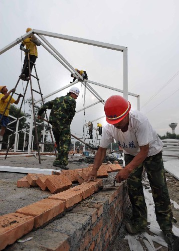 6月4日,在都江堰市聚源鎮(zhèn)的河北省唐山市援建安置房建設(shè)工地,約1800多間安置房正在加緊搭建。 據(jù)悉,截至3日,四川災(zāi)區(qū)過渡安置房已安裝19900套、正安裝12800套、待安裝61300套,生產(chǎn)地已發(fā)運(yùn)43300套、待發(fā)運(yùn)52300套。 新華社記者 張領(lǐng) 攝