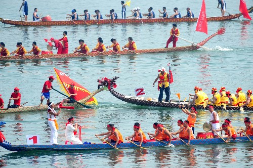 屈原故里秭歸開展端午節(jié)系列活動(dòng) 6月6日,湖北省秭歸縣龍舟選手在進(jìn)行傳統(tǒng)龍舟展演。當(dāng)天,端午節(jié)系列活動(dòng)在屈原故里湖北省秭歸縣拉開序幕。端午節(jié)期間,秭歸縣將開展祭祀屈原、傳統(tǒng)龍舟展演、端午詩會(huì)等系列活動(dòng)。 新華社記者 杜華舉 攝