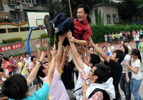 笑迎高考 6月6日,柳州市第二中學的高考考生合力將老師拋向空中。 當日,廣西柳州市第二中學舉行高考總動員,600多名考生在老師的陪伴下,通過唱勵志歌曲、快樂游戲來放松身心,迎接高考。 新華社發(fā)(黃孝邦 攝)