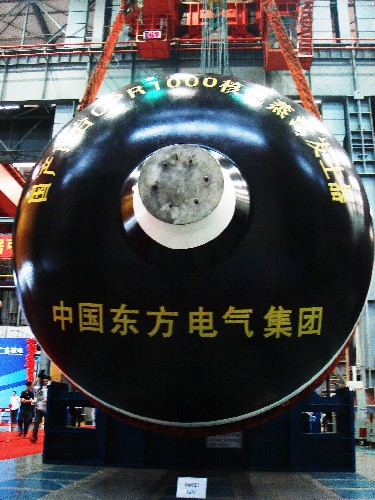 6月6日,我國首臺采用自主品牌核電技術(shù)CPR1000制造的百萬千瓦等級核電蒸汽發(fā)生器在東方電氣重型機械有限公司制造完工,從廣州南沙區(qū)發(fā)送至中國廣東核電集團,用于支持嶺澳核電站二期項目。蒸汽發(fā)生器是核電站核島的核心裝置,屬核安全一級設(shè)備。 新華社記者 肖思思攝