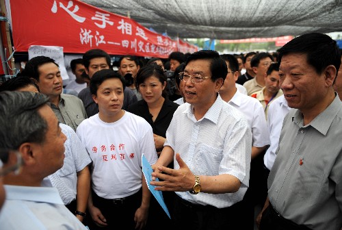 張德江在四川考察 新華社照片,成都,2008年6月30日 張德江在四川考察 6月28日至29日,中共中央政治局委員、國務(wù)院副總理張德江到長虹電子集團(tuán)公司、攀鋼集團(tuán)四川長城特殊鋼有限責(zé)任公司、四川礦山機(jī)器有限責(zé)任公司、綿陽九洲工業(yè)園區(qū)、拉法基水泥有限責(zé)任公司考察了工業(yè)企業(yè)恢復(fù)生產(chǎn)的情況,到都江堰察看了就業(yè)招聘會現(xiàn)場。 這是6月29日,張德江在都江堰市勞務(wù)輸出專場招聘會現(xiàn)場了解對口支援省市就業(yè)援助情況。 新華社記者 張維革 攝