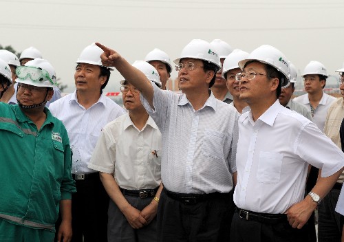 月28日至29日,中共中央政治局委員、國務(wù)院副總理張德江到長虹電子集團(tuán)公司、攀鋼集團(tuán)四川長城特殊鋼有限責(zé)任公司、四川礦山機(jī)器有限責(zé)任公司、綿陽九洲工業(yè)園區(qū)、拉法基水泥有限責(zé)任公司考察了工業(yè)企業(yè)恢復(fù)生產(chǎn)的情況,到都江堰察看了就業(yè)招聘會現(xiàn)場。 這是6月29日,張德江在拉法基水泥有限責(zé)任公司察看企業(yè)建筑受損情況。 新華社記者 張維革 攝