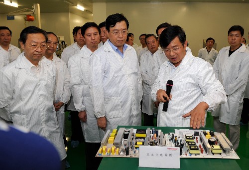 6月28日至29日,中共中央政治局委員、國務(wù)院副總理張德江到長虹電子集團(tuán)公司、攀鋼集團(tuán)四川長城特殊鋼有限責(zé)任公司、四川礦山機(jī)器有限責(zé)任公司、綿陽九洲工業(yè)園區(qū)、拉法基水泥有限責(zé)任公司考察了工業(yè)企業(yè)恢復(fù)生產(chǎn)的情況,到都江堰察看了就業(yè)招聘會現(xiàn)場。 這是6月28日,張德江在長虹電子集團(tuán)公司PDP項(xiàng)目生產(chǎn)線聽取企業(yè)負(fù)責(zé)人介紹恢復(fù)生產(chǎn)情況。 新華社記者 張維革 攝