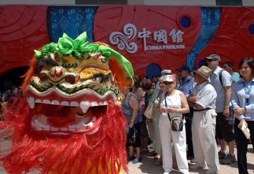 7月1日,在西班牙薩拉戈薩世博會(huì)中國(guó)館館日活動(dòng)上,中國(guó)的舞龍表演吸引著當(dāng)?shù)氐挠^眾。